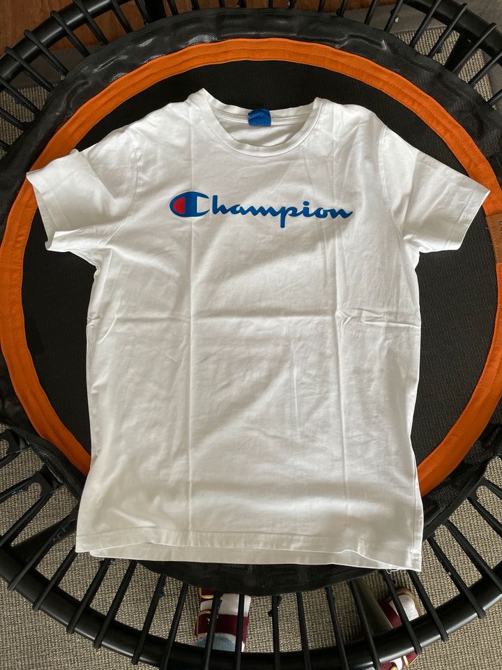 T-Shirt mit großem Schriftzug  der Marke "Champion in Konstanz