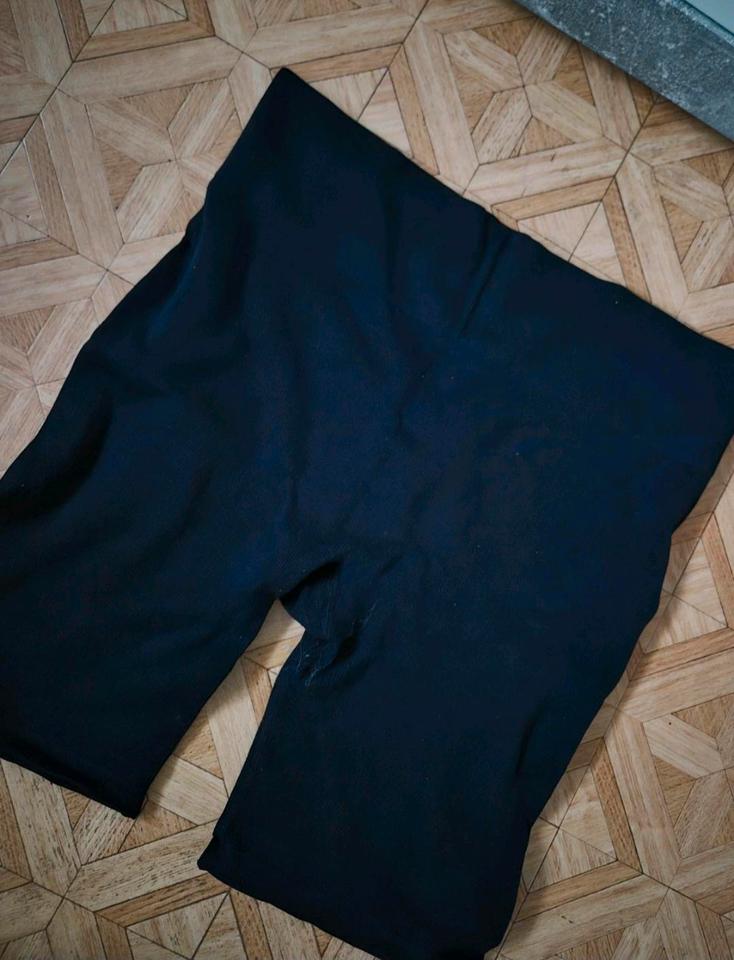 Bequeme schwarze Radlerhose – Ideal für Sport und Freizeit! in Bielefeld