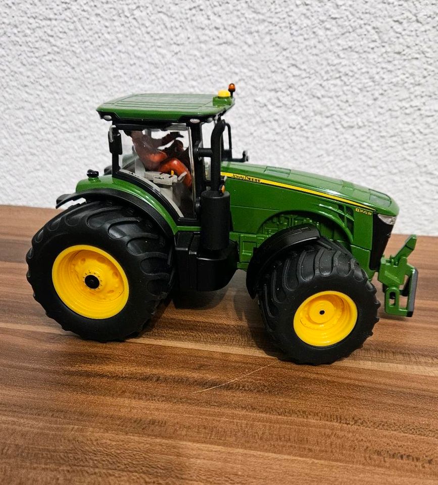 Siku John Deere 8360R mit Ballonreifen -Modell-Nr.327200403 -1:32 in Allmersbach