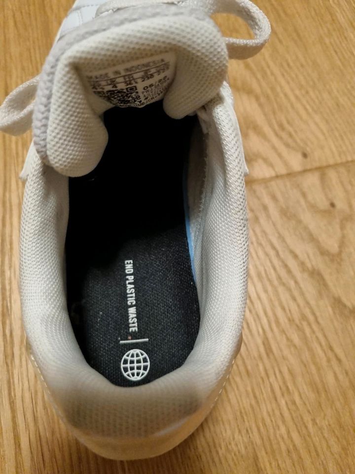 Adidas Mädchen Kind Sneaker 36 2/3 Top Zustand neuwertig in Niedereschach