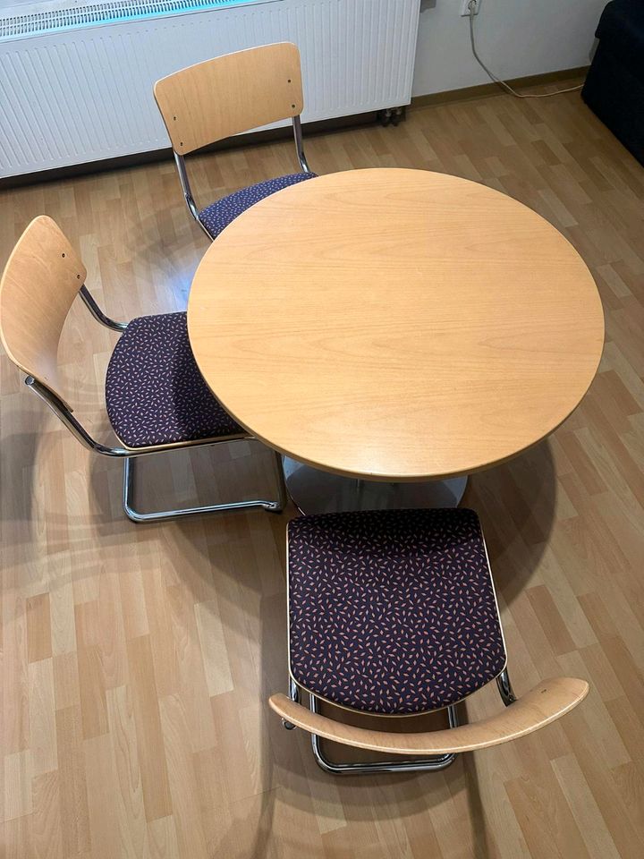 Thonet Esstisch mit 4 Freischwinger Stühle in Haina