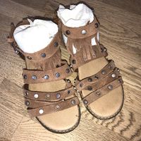 Next Fransen-Sandalen Wildleder UK 12 EU Gr. 31 Leder Nieten Brandenburg - Hennigsdorf Vorschau