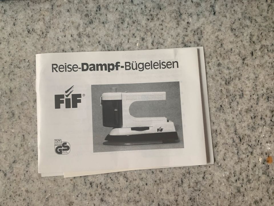 Fif Reise Dampf- Bügeleisen neu in Altdorf