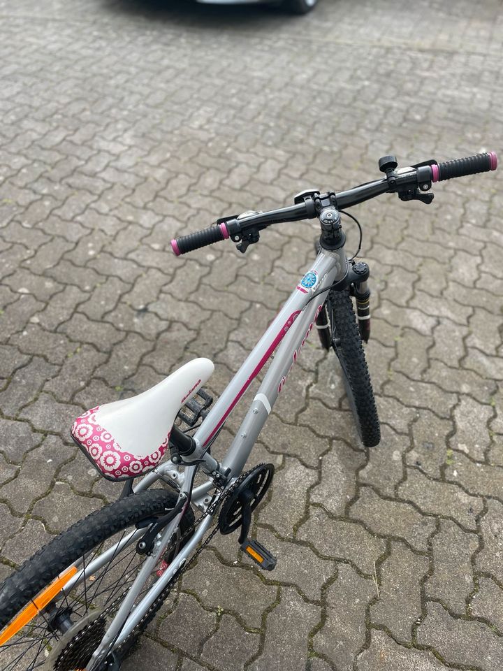 Fahrrad pink weiß in Balve