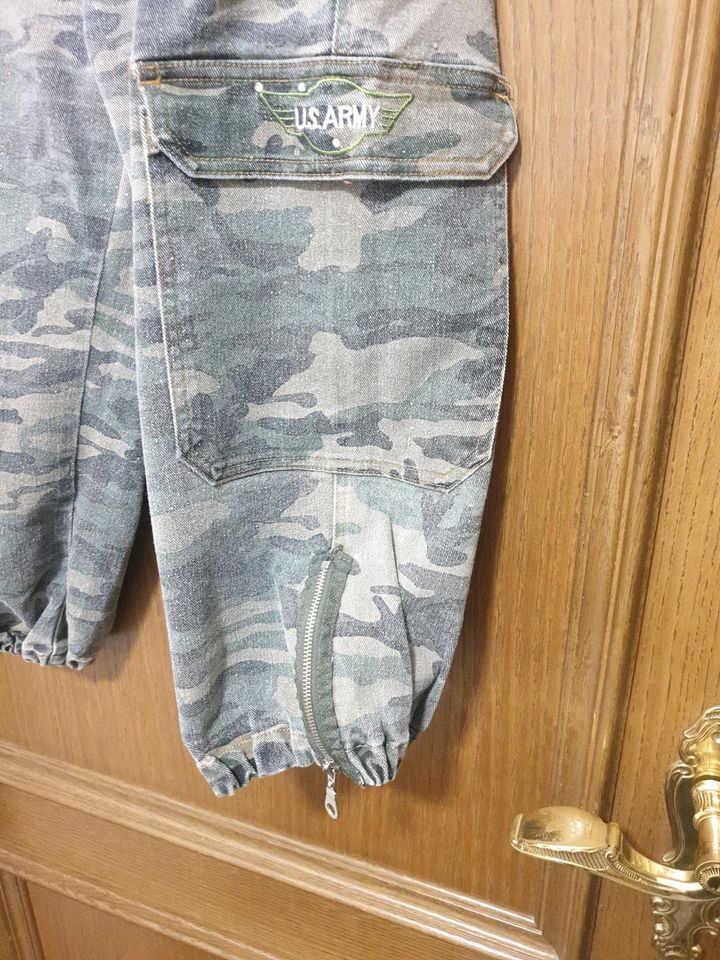 Kurze Cargo Camouflage Damen Jeans Größe 27 in Bergheim