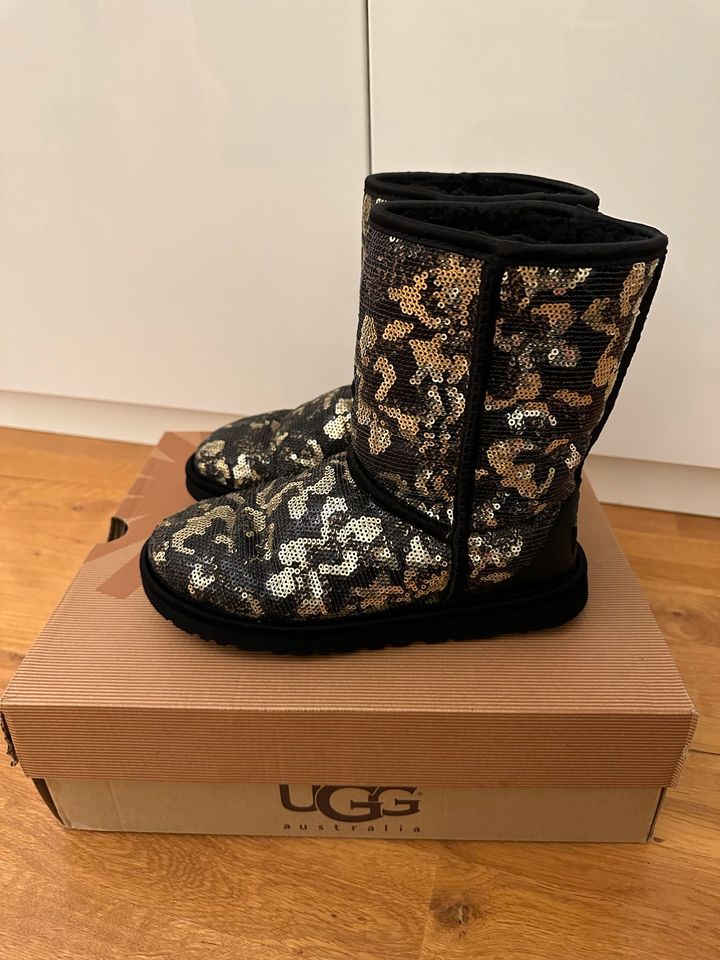 Original UGG Boots Pailletten Schwarz Gold Gr 36/US5 in Berlin -  Charlottenburg | eBay Kleinanzeigen ist jetzt Kleinanzeigen