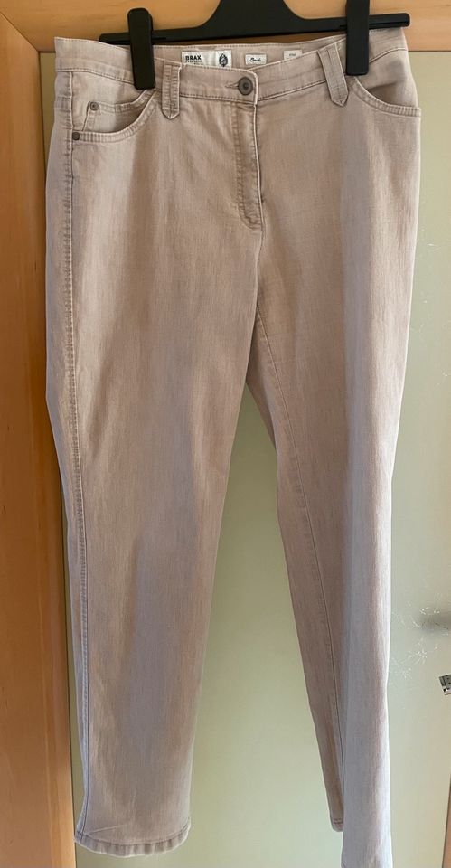 Brax Carola Sport Feminine Fit Gr. 40 Jeans Hose Beige in Duderstadt