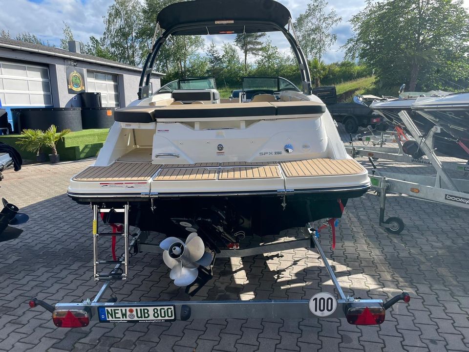 Sea Ray 230 SPX Motorboot mit Heckdusche auf Trailer zum Mieten in Parkstein