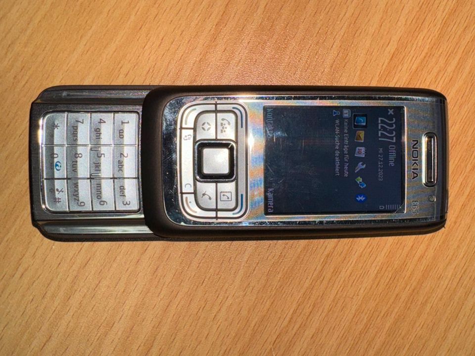 Handy Nokia E65 in Stein