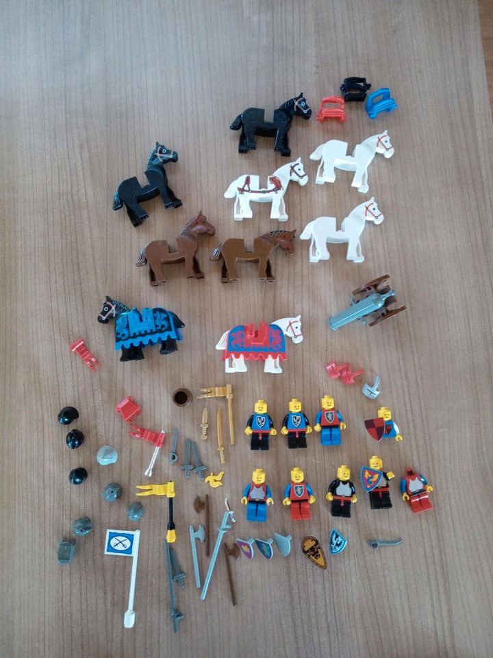 Lego Ritter Konvolut Pferde Figuren Schilder Waffen Helme Rüstung in Furtwangen