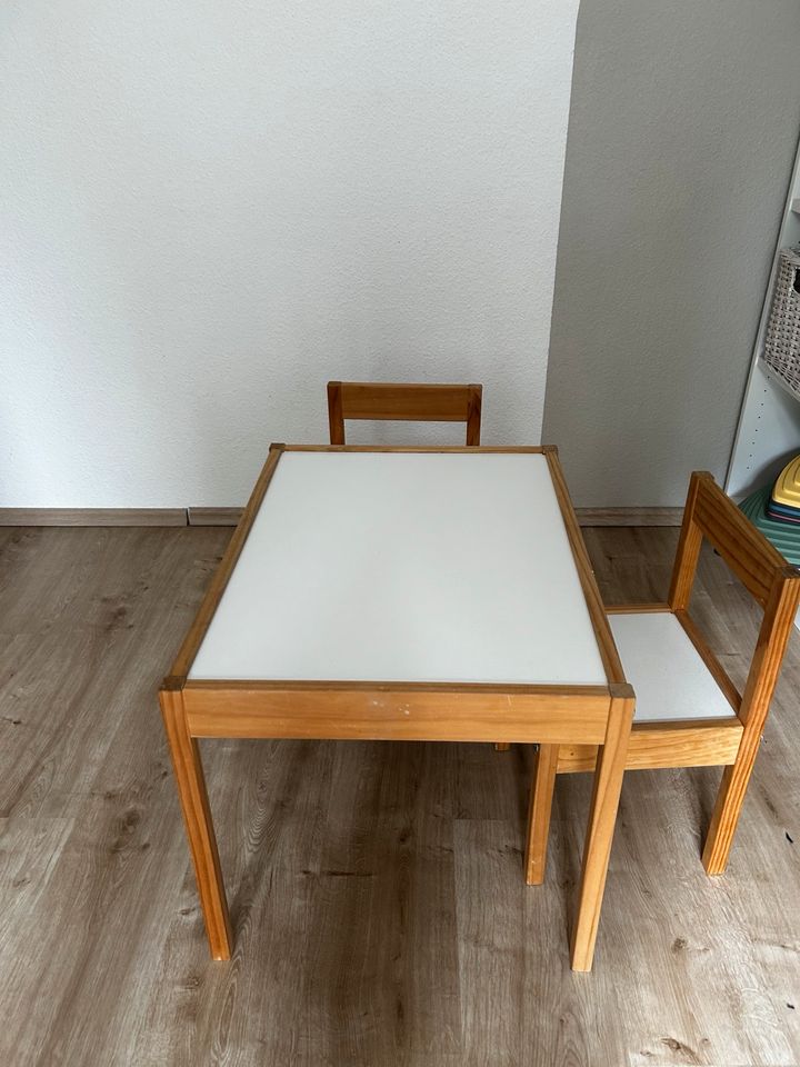 Ikea Lätt Kindertisch mit zwei Stühlen in Gelsenkirchen
