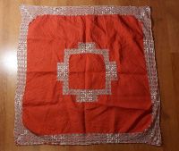 Schöne rote Tischdecke mit weißen Häkel Strick Muster 80 x 80 Nordrhein-Westfalen - Hilden Vorschau