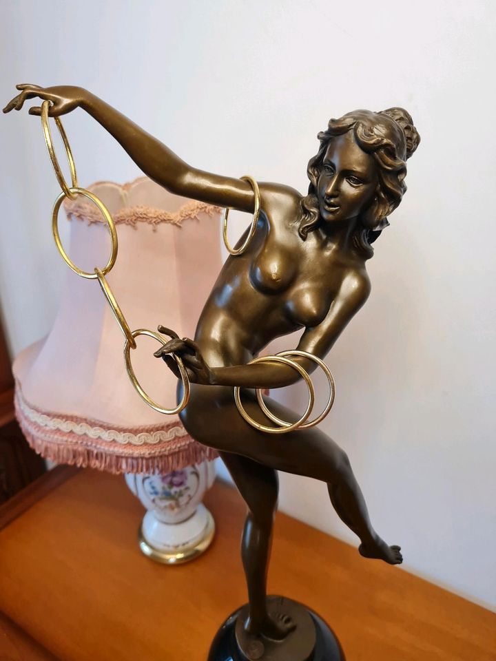 Bronzefigur. Bronzeskulptur. Bronze Figur Frau. Tanzerin in Langenberg