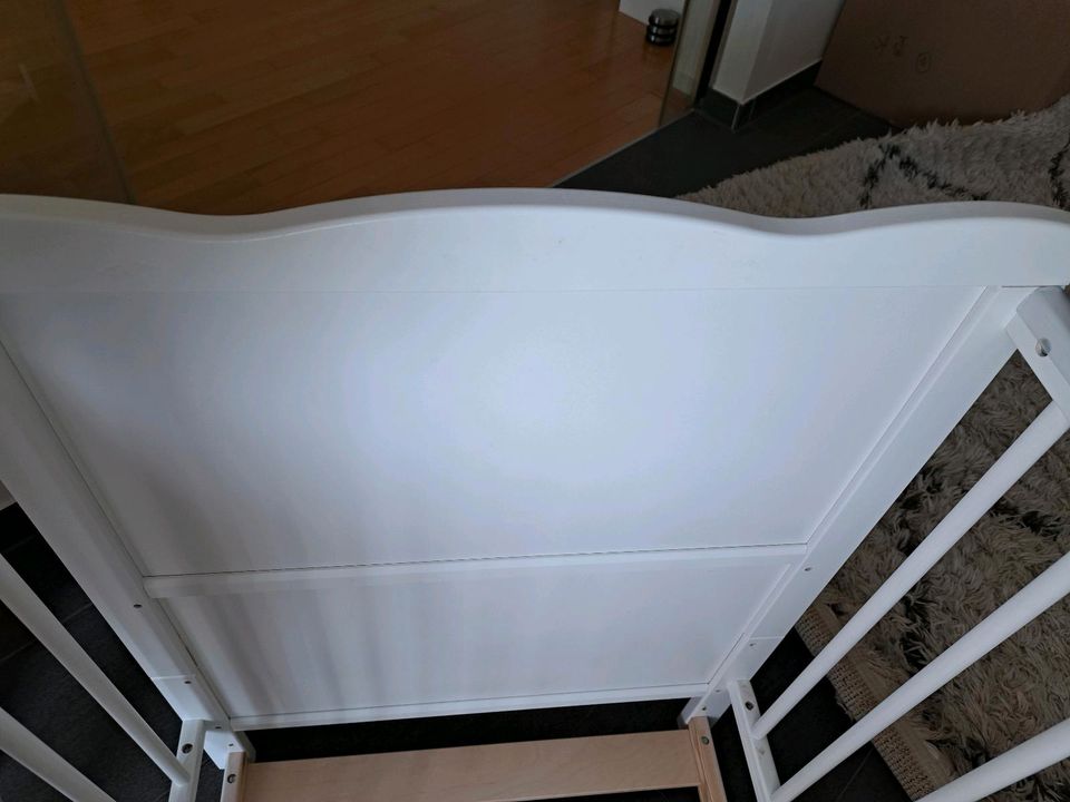 Kinderbett Gitterbett weiß neuwertig 85x124x63cm in Herten