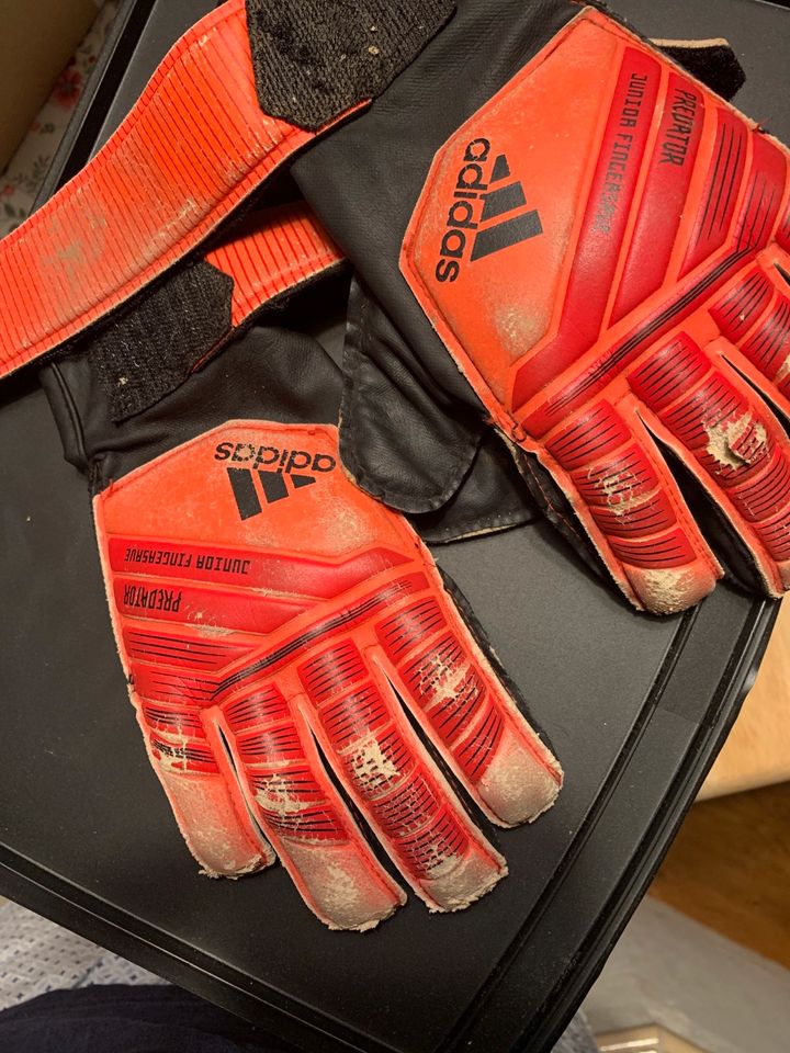 Adidas Fußball Handschuhe Größe vier in Ehrenkirchen