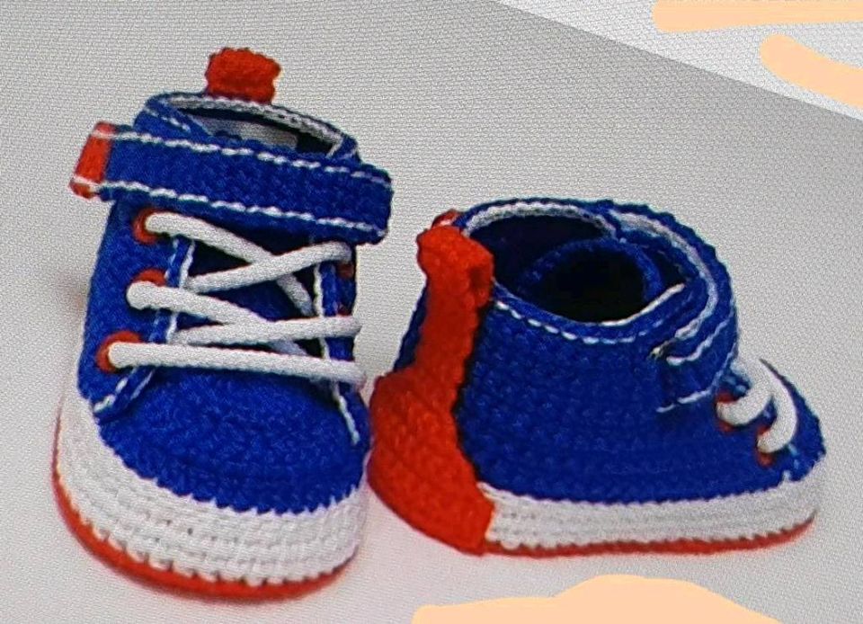 Babyschuhe gehäkelt Handarbeit Chucks Sneaker Boothies Sandalen in Grävenwiesbach