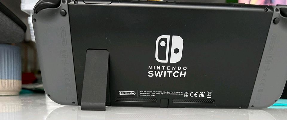 Nintendo Switch Grau V2 top Zustand mit 1 Spiel in Kaarst