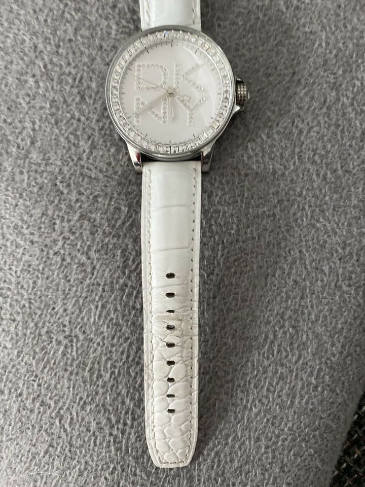 Armbanduhr von „DKNY“ in Silber mit weißem Lederarmband & Strass in Himmelkron