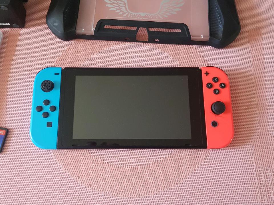 Nintendo Switch 32GB Spielkonsole - Neon-Rot/Neon-Blau + 2 spi in Gütersloh