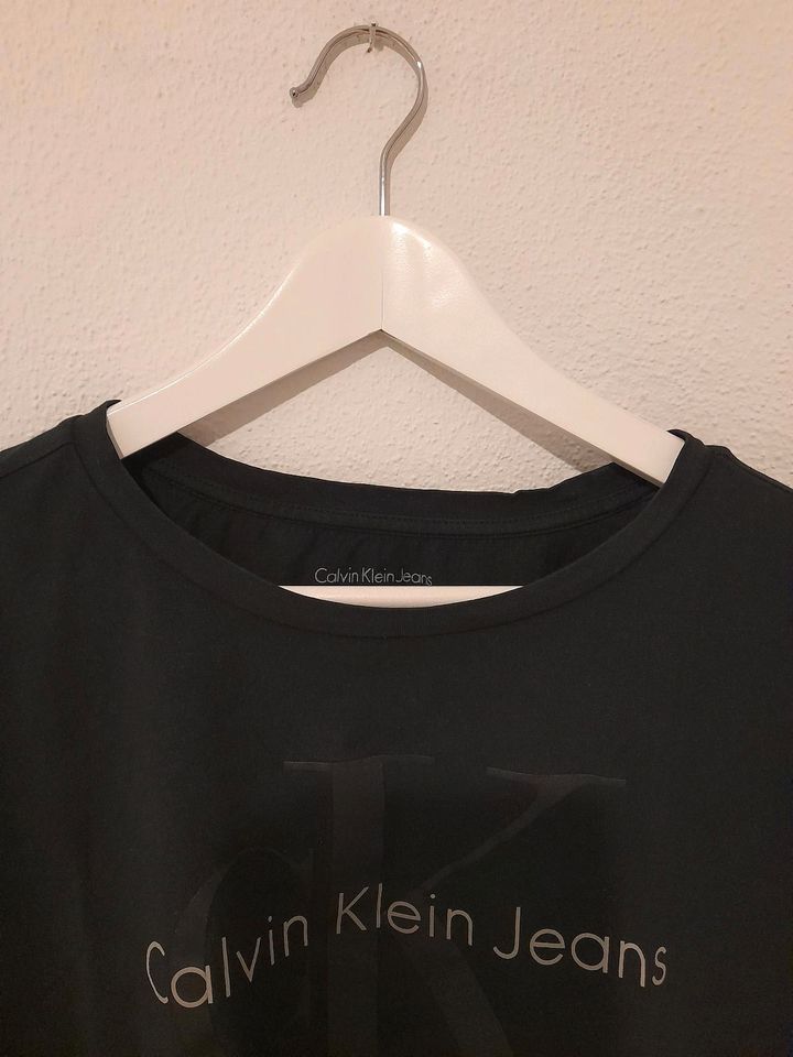 T-Shirt cropped Calvin Klein Jeans in Zieglstadl