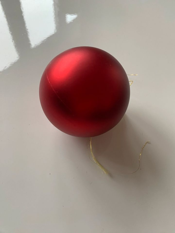 Christbaumkugeln (rot) in Hanau