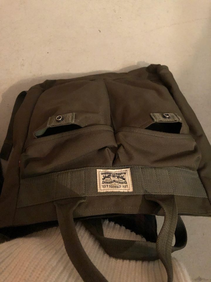 Levi’s Rucksack dunkelgrün in Köln