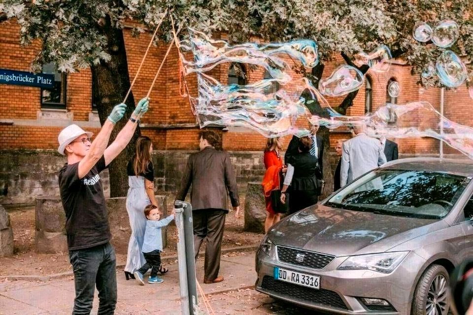 Seifenblasen-Riesenseifenblasen Show für Hochzeiten, Feiern... . in Dresden