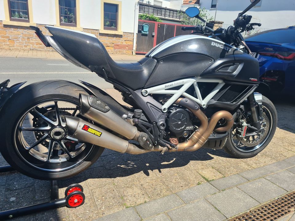 Ducati Diavel Carbon Star White in Pommelsbrunn