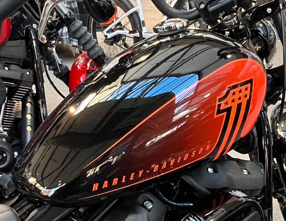 Harley-Davidson Street-Bob Neue Original Teile 2023 in Berlin