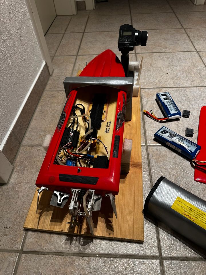 Sehr schnelles RC Boot mit 2 LIPO Akkus in Unterhaching