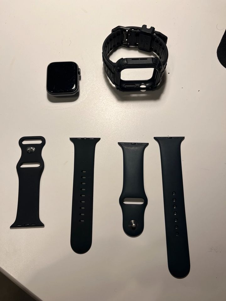 Apple Watch SE 44mm (2022) + heavy duty case + 2 bands in München