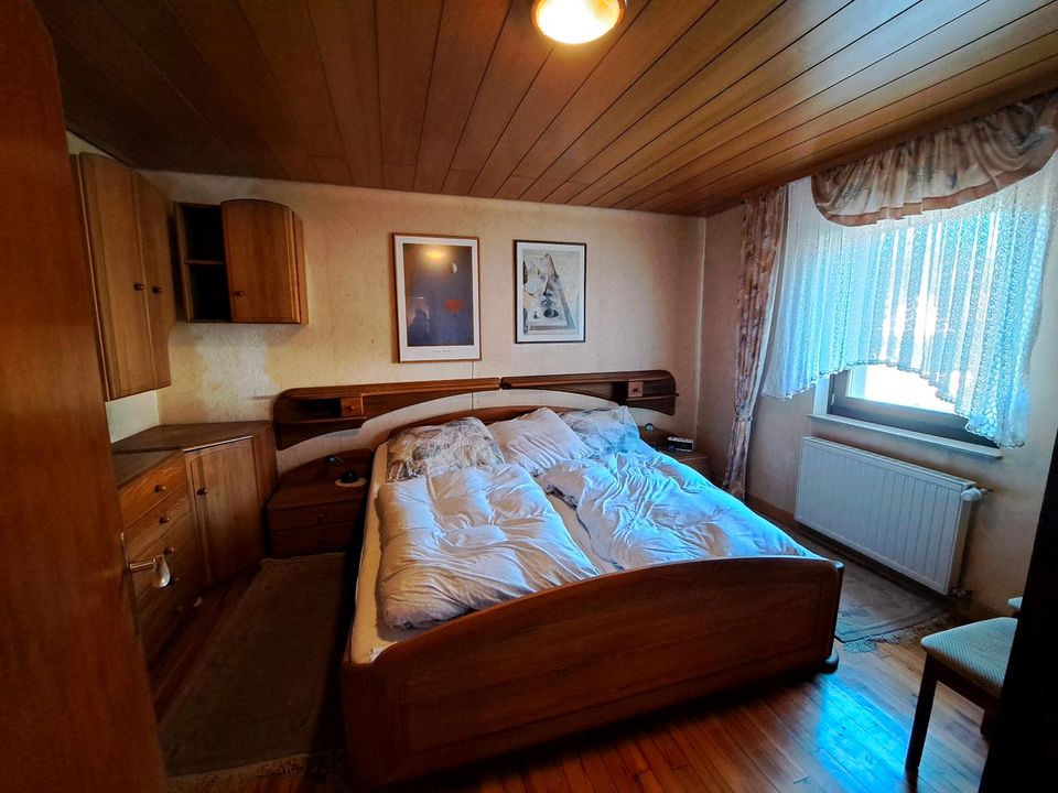 Doppelbett mit Nachttischschränkchen in Völklingen