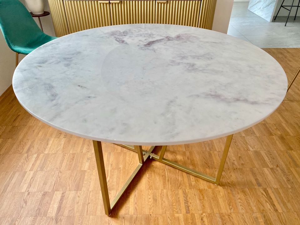Runde Esstisch aus weißem Marmor in Weikersheim
