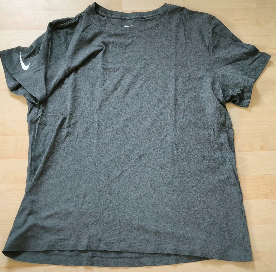Nike T-Shirt, Grau, Größe: XL, top Zustand in Butzbach