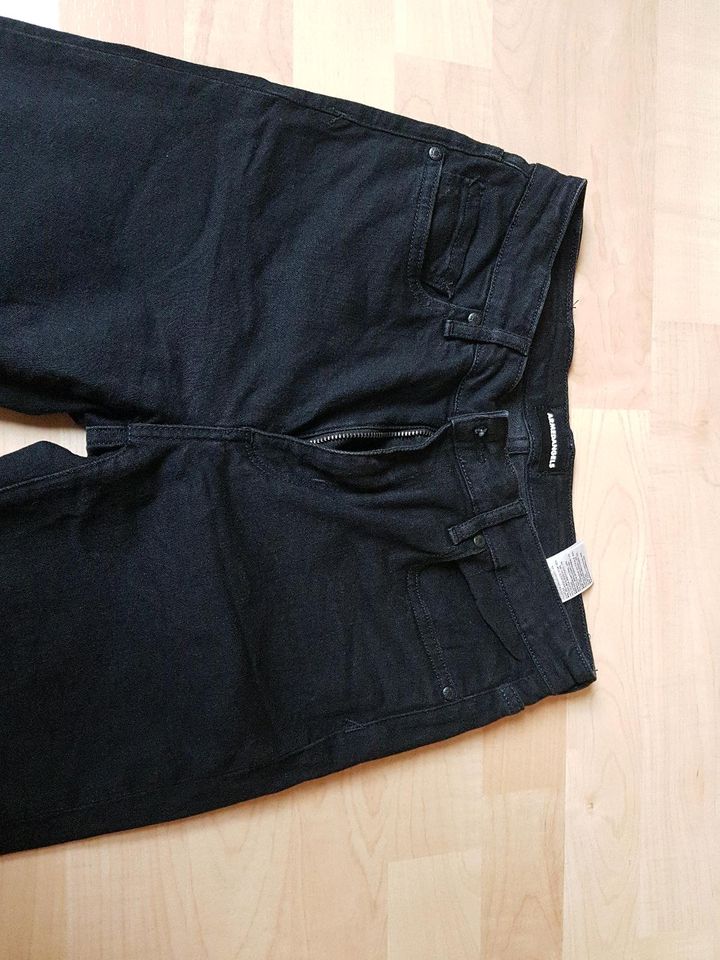 Armed Angels Jeans schwarz 28/30 Größe M neu in Maisach