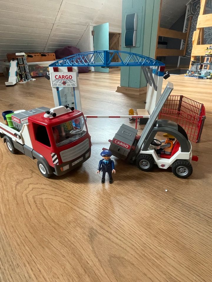 Playmobil City Action Cargohalle mit LKW und Gabelstapler in Groß-Umstadt