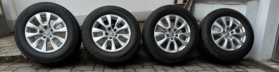 4 Original VW Alufelgen mit BS Sommerreifen 245/65R17, 5000km gef in Kempten