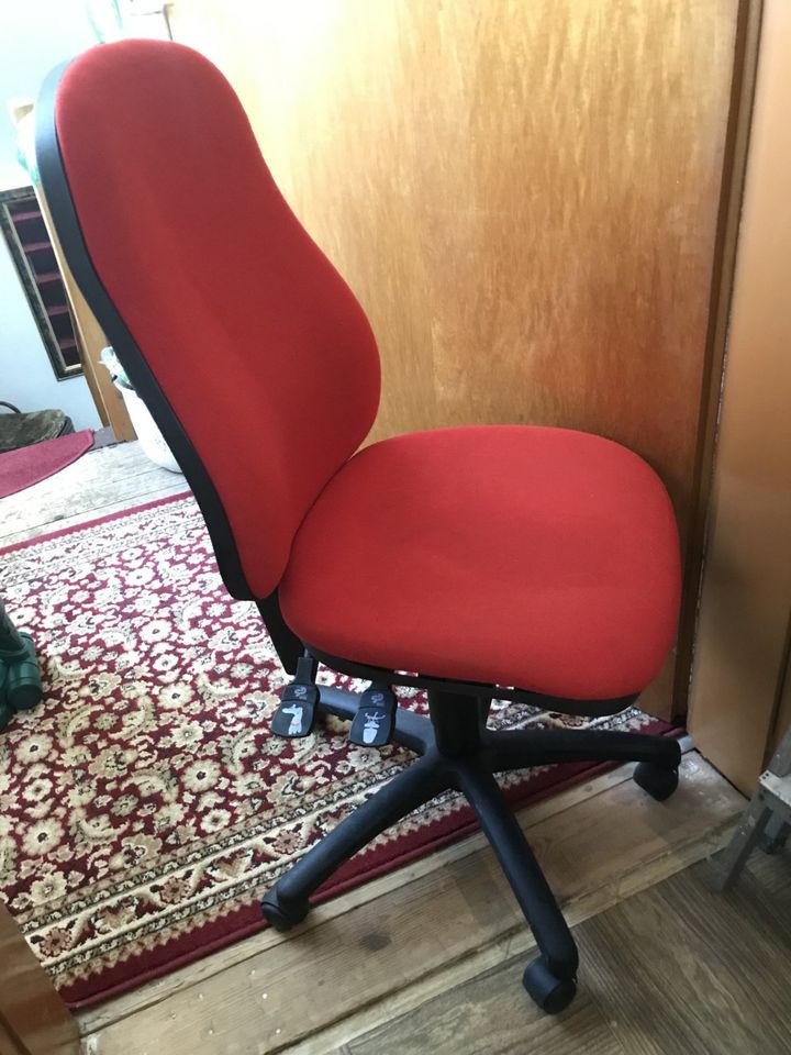 Roter Bürostuhl in Burladingen
