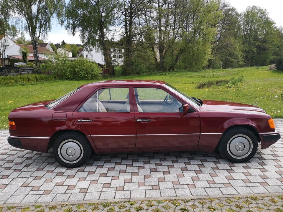 Oldtimer Mercedes Benz 200 D - W124 rot, EZ 1991 in Scheyern