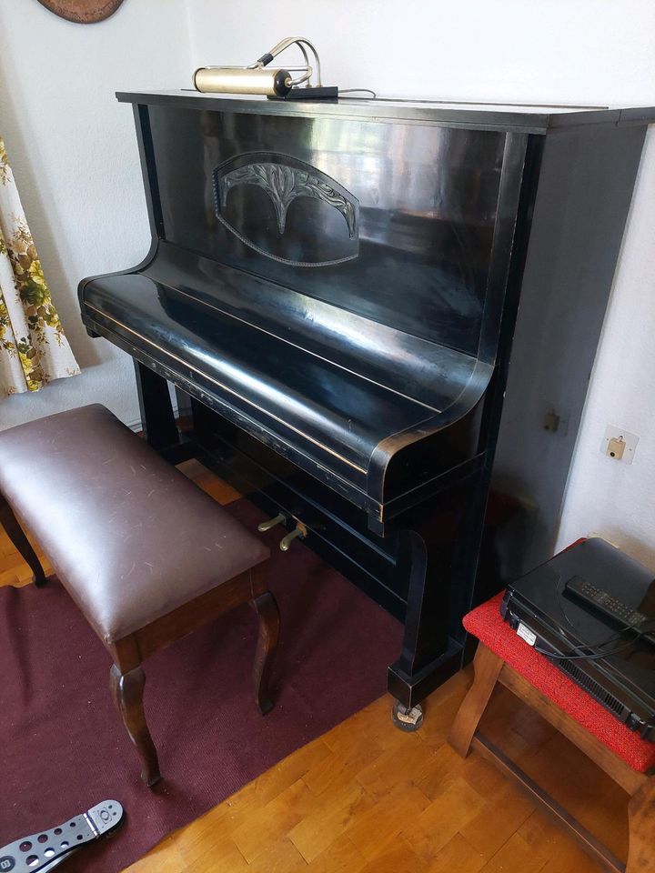 Klavier von Felbinger & Tischendorf inkl. Lampe und Bank in Weimar