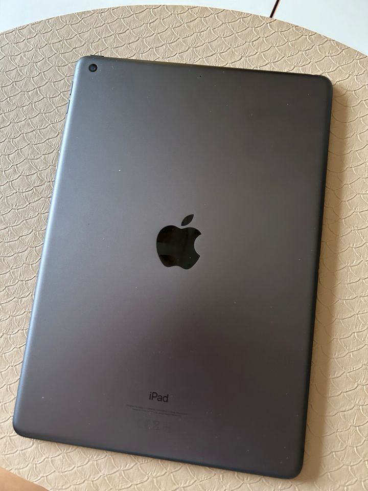iPad 7. Generation 128 Gb, Space Grau ( mit Hülle + Tastatur ) in Delmenhorst