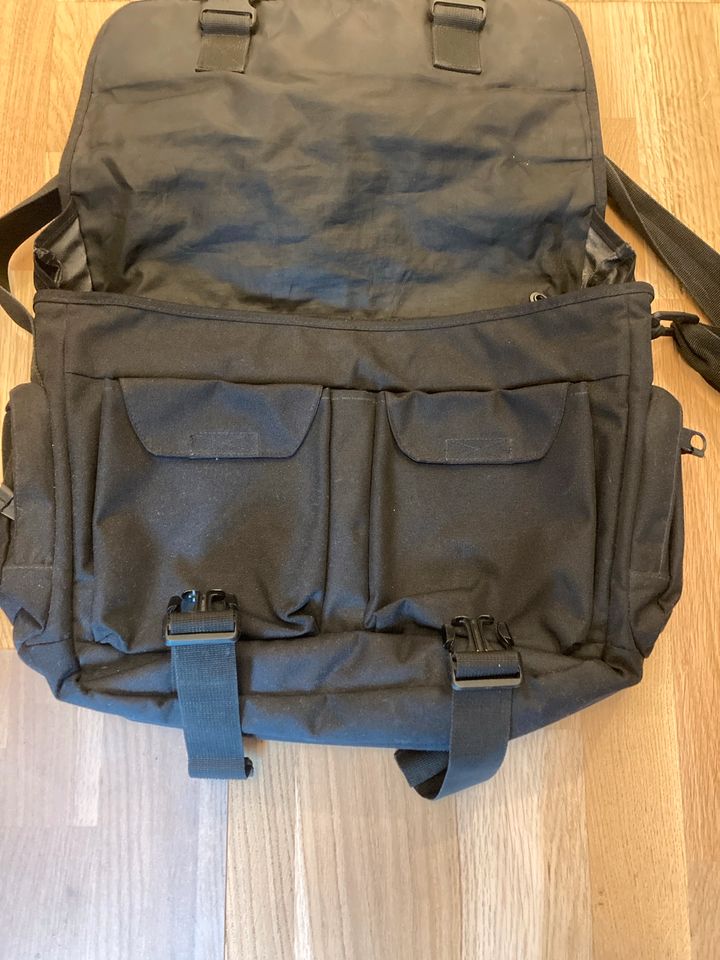 Eastpak Laptoptasche Schultertasche Umhängetasche Schwarz in Aachen