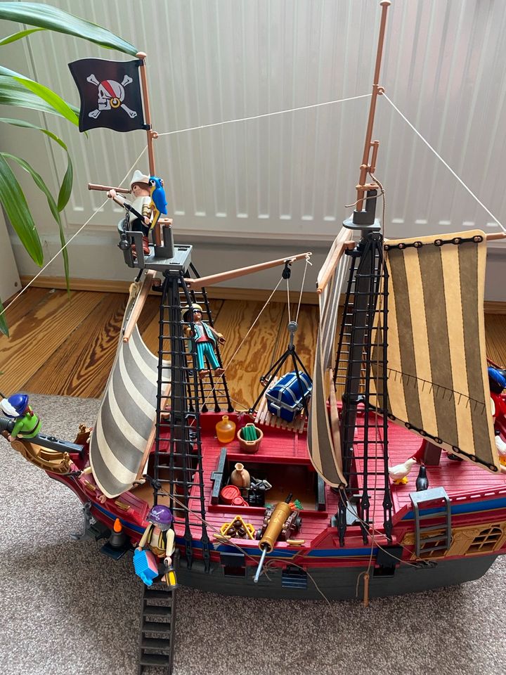 Großes Playmobil Piratenschiff 3940 mit viel Zubehör in Hamburg