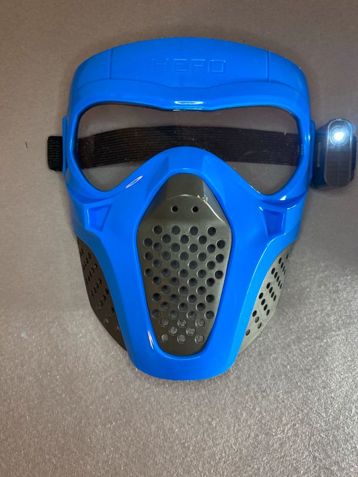 Hero Maske mit Weste in Bad Schönborn