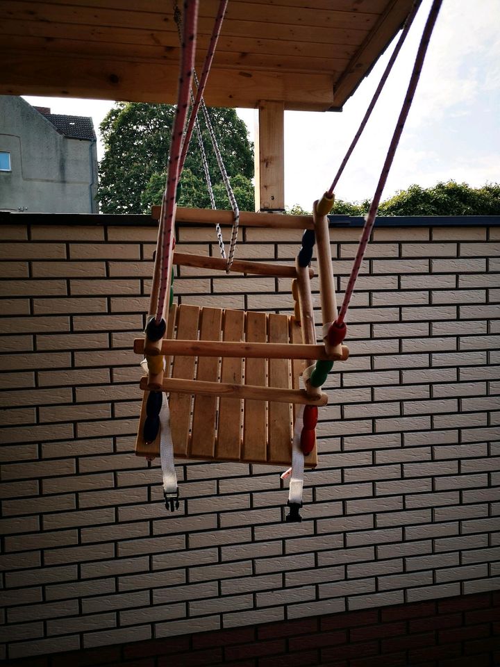 Kinderschauckel aus Holz in Oebisfelde-Weferlingen