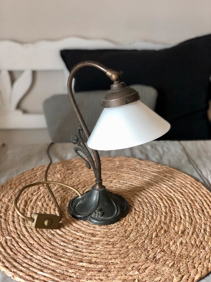 Kleine vintage Tischlampe, Landhaus Look, Glas Schirmchen in Großheide