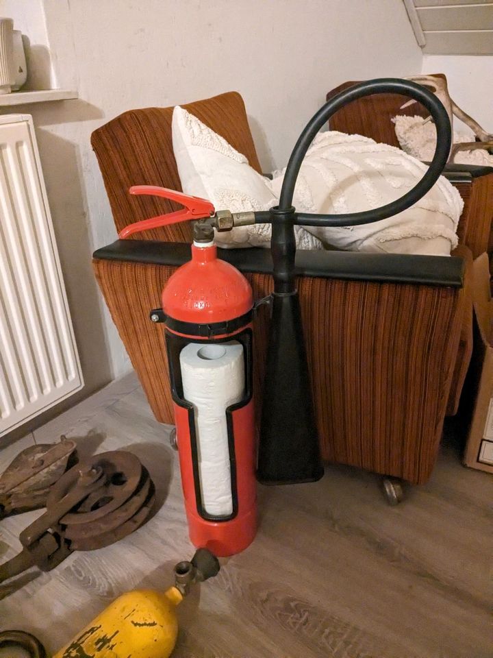 Toilettenpapierrollenhalter Feuerlöscher Feuerwehr in Barßel