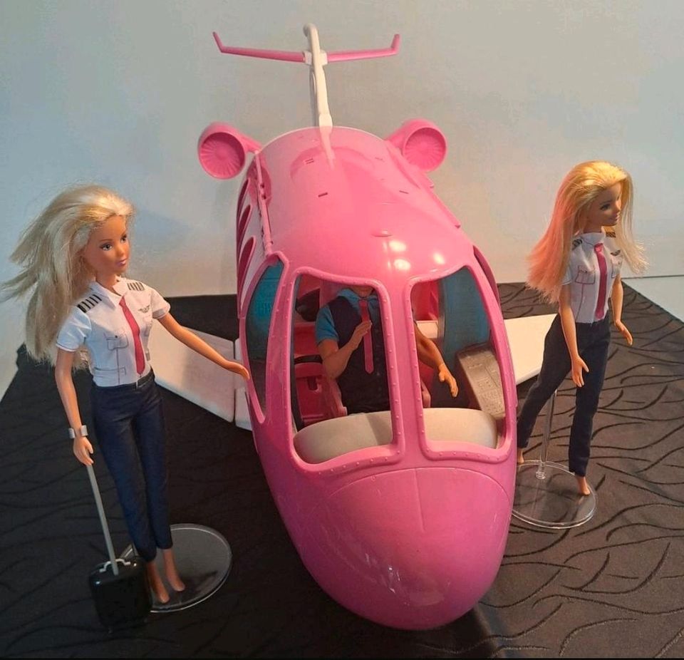 Barbie Flugzeug mit Pilot und Stewardessen in Dresden