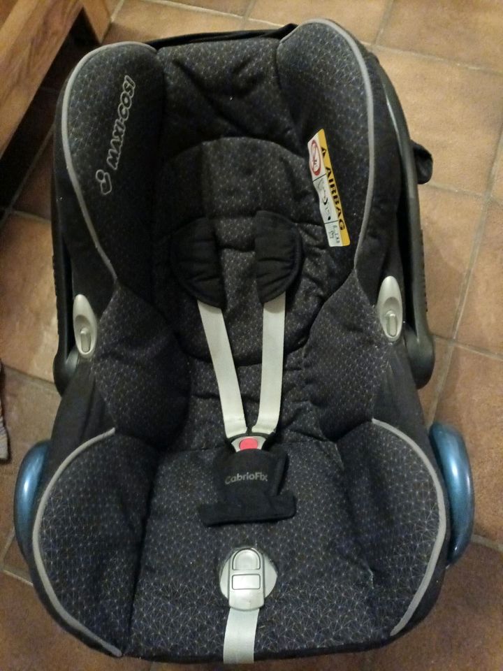 Maxi cosi Babyschale mit Isofix Station +Regenschutz in Hilzingen