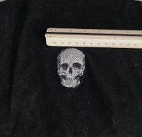 Gestickter Totenkopf Schädel auf schwarzen Stoff Nordrhein-Westfalen - Wesel Vorschau